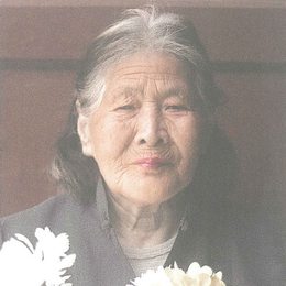 涂口红的女人