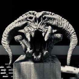 炎魔胸像